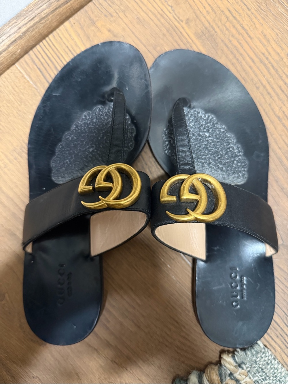 Gucci Black Leather Toe-Post Sandals with Gold Double G - Picture 1 of 3